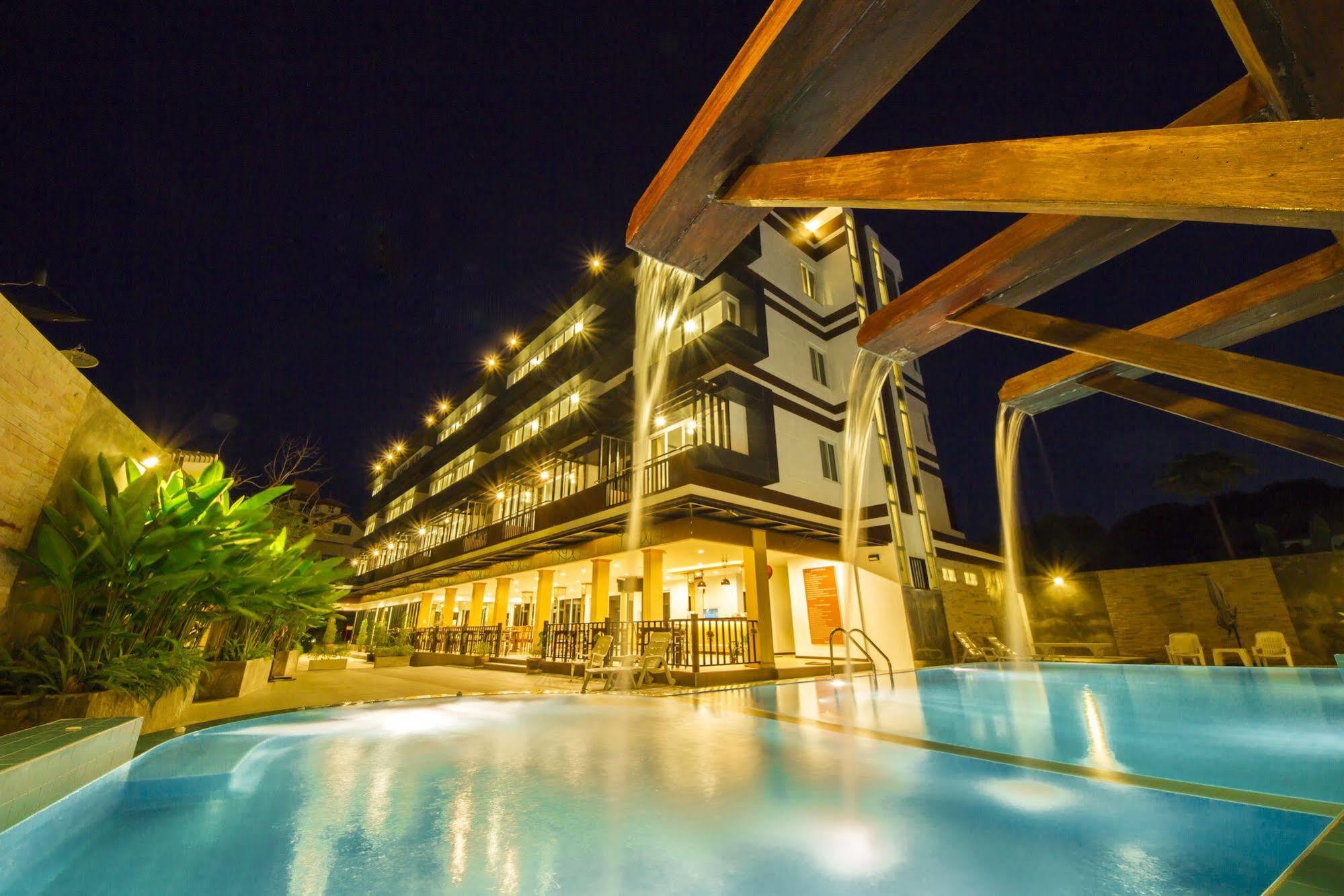 Th Beach Hotel HHQ Esterno foto